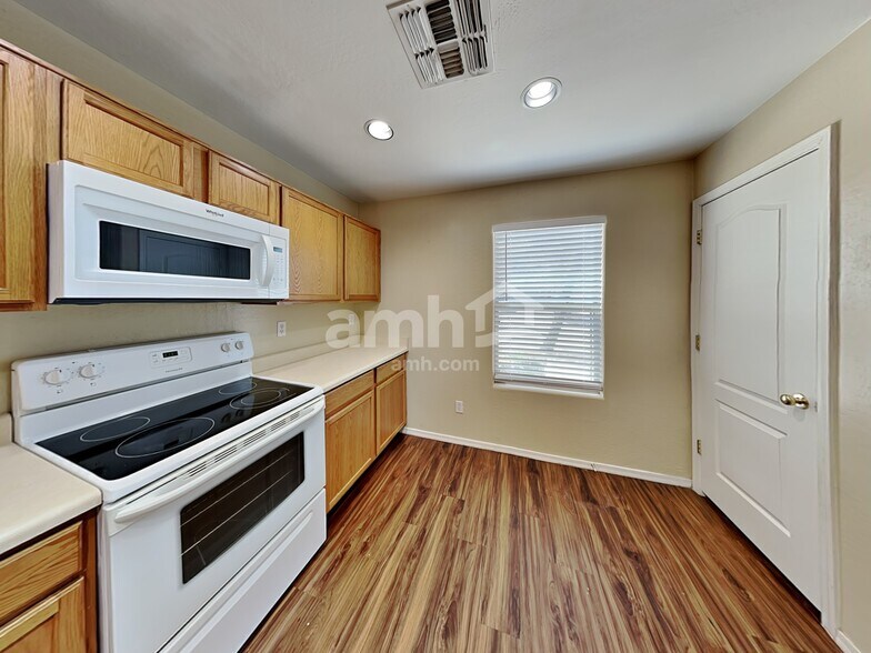 Building Photo - 18522 W Legend Dr