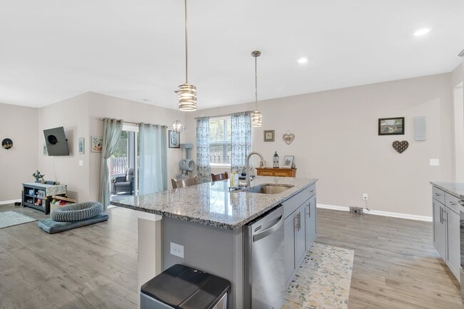 Building Photo - 376 Brennan Dr