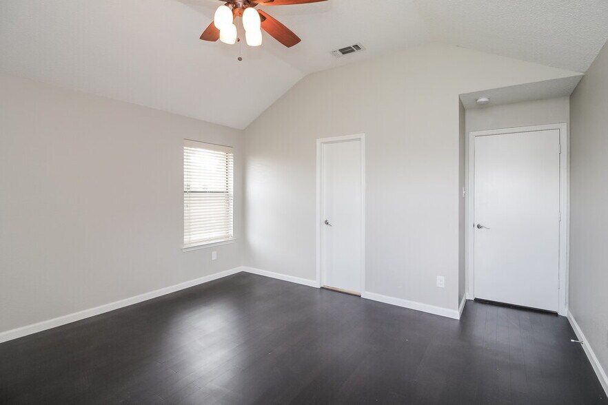 Building Photo - 936 Manor Dr
