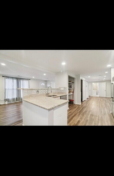 Building Photo - 1605 Airport Ln