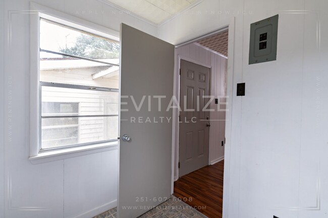 Building Photo - Newly Updated 3 Bedroom/2 Bathroom Home in...