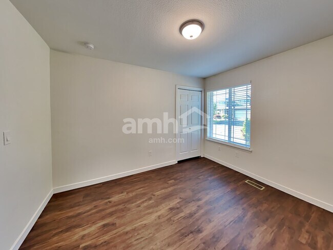 Building Photo - 10415 Red Fern Ct SE