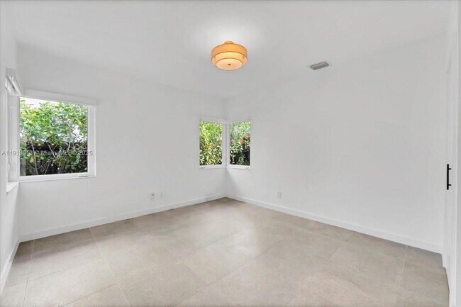 Building Photo - 863 NE 90th St