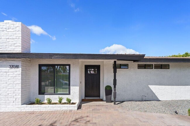 Building Photo - 37081 Palmdale Rd