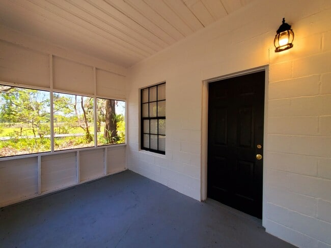 Building Photo - 2 Bedroom, 1 Bathroom Home for Rent in Plant City!