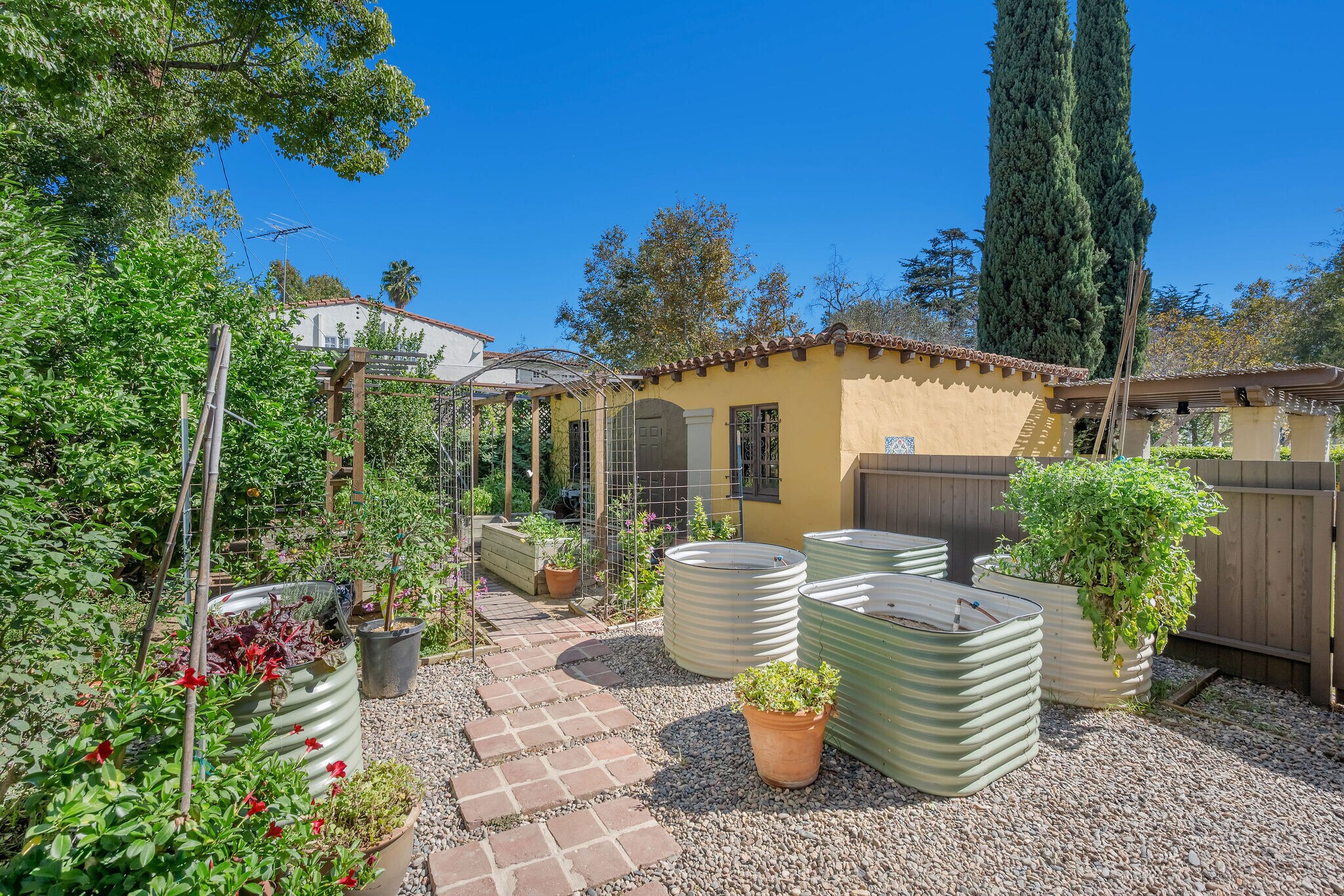 Building Photo - 500 N Las Palmas Ave