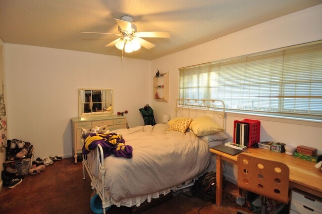 Building Photo - Wonderful 1 bedroom condo located at a wal...
