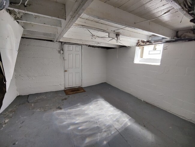 Building Photo - *Spacious & Updated 2BD/2BA Single Family ...
