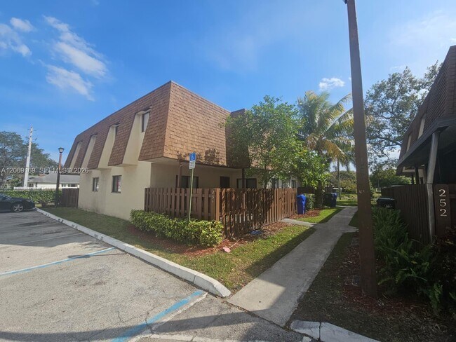 Building Photo - 253 San Remo Blvd