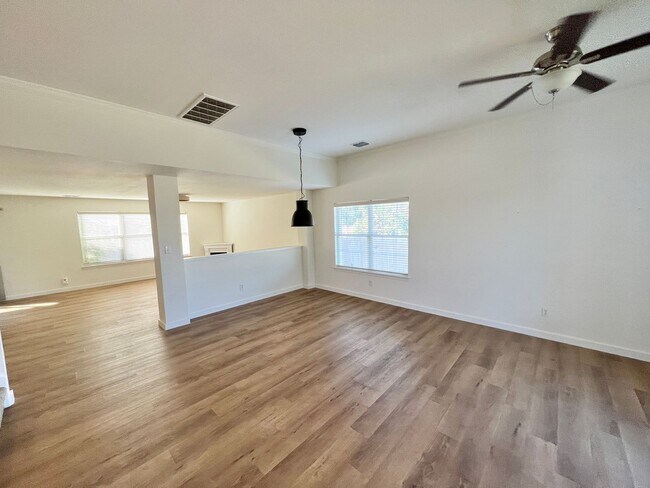 Building Photo - Beautiful 4BD and 2.5BA home in South Aust...
