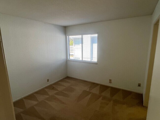 Building Photo - 4 Bedroom Home with 3- Car Garage in Hercules
