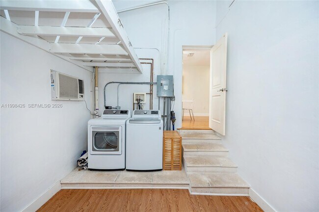 Building Photo - 1003 NE 118th St