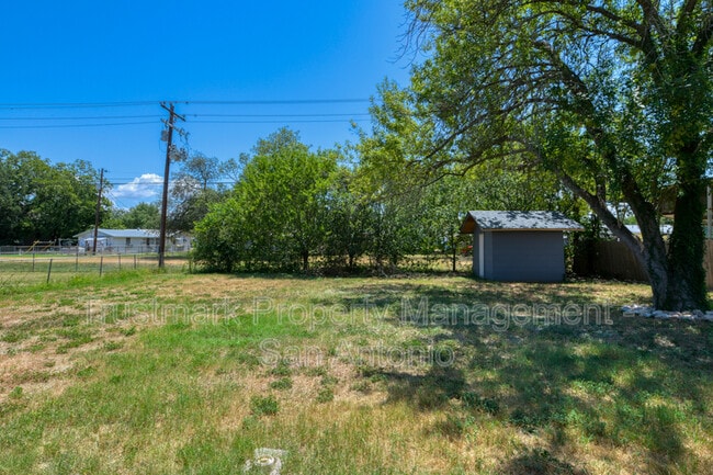 Building Photo - 410 Maple Dr