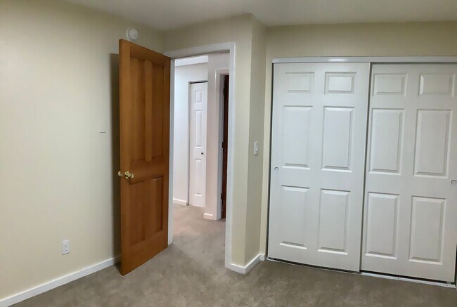 Building Photo - 1 STORY RAMBLER 3 BED 1.5 BATH IN PORT ORCHARD