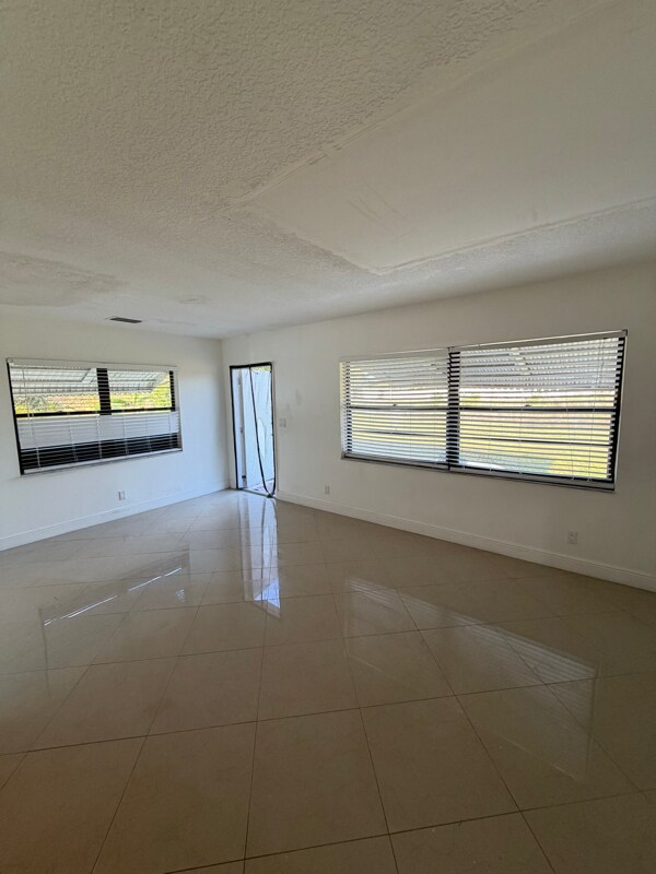 Building Photo - 19336 Carolina Cir