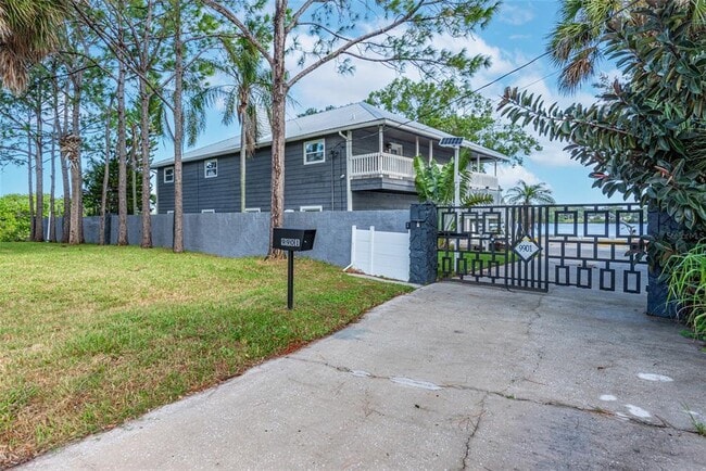 Building Photo - 9901 Bay Dr