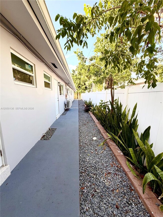 Building Photo - 1632 NE 4th Pl