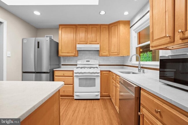 Building Photo - 1415 Mayflower Dr