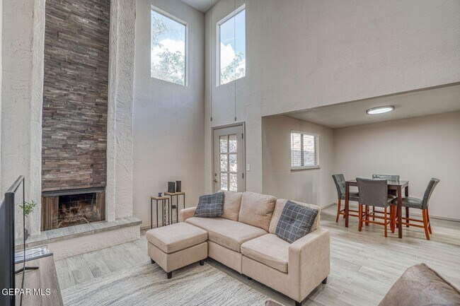 Building Photo - 311 Zenith Dr