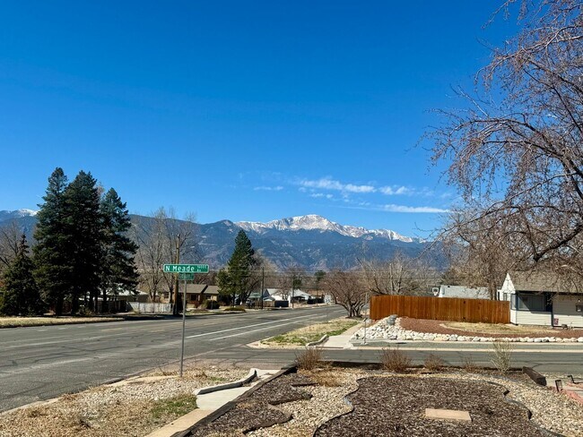 Building Photo - Charming 3 Bedroom in Knob Hill with views of Pikes Peak