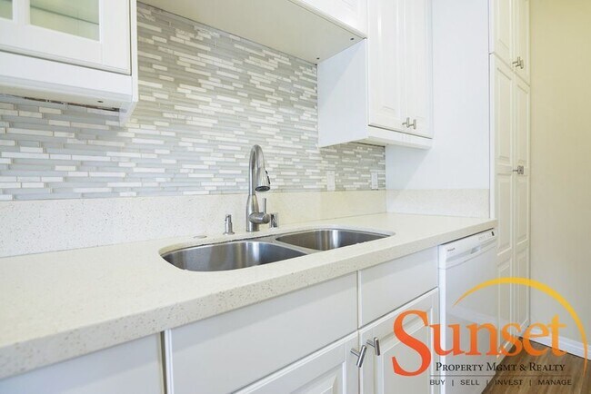 Building Photo - 8561 Villa La Jolla Dr