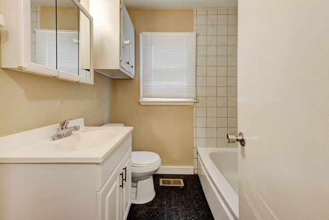 Building Photo - 1227 Iowa St
