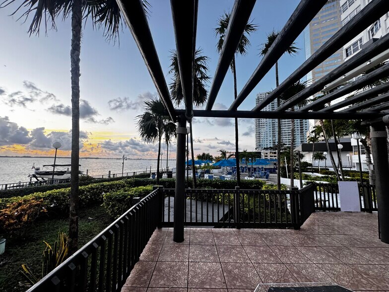 Building Photo - 801 Brickell Bay Dr