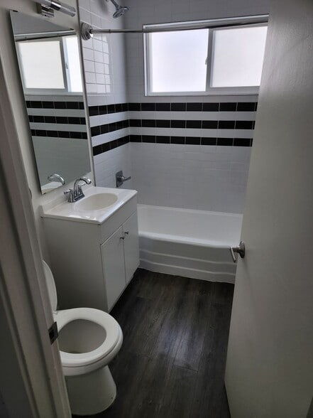 Building Photo - 4323 Van Nuys Blvd