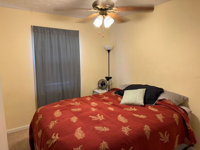 Building Photo - Spacious Corner Town Home With Large Yard