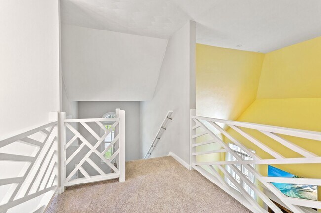 Building Photo - 5BR/3BA with Fresh Paint and New Carpet in...