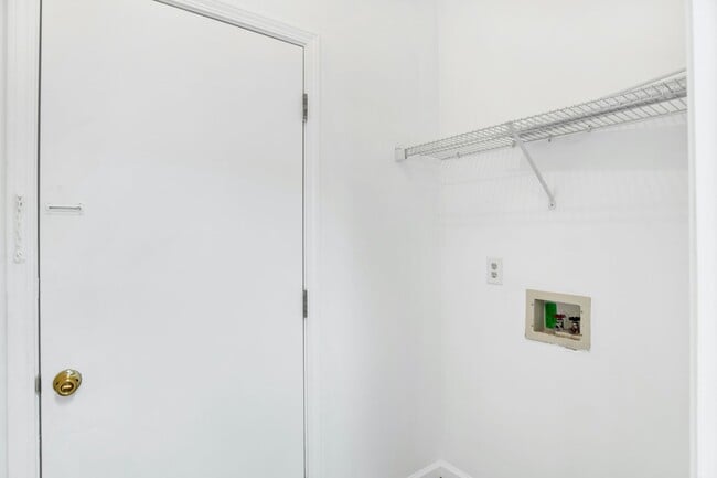 Building Photo - Spacious 2 Bed/2.5 Bath Townhome with 1 Ca...