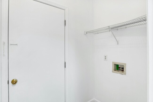 Building Photo - Spacious 2 Bed/2.5 Bath Townhome with 1 Car Garage Near Shopping & Restaurants