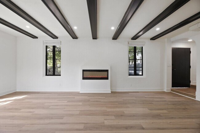Building Photo - 8 BED 4 BATH Fully remodeled house in West...