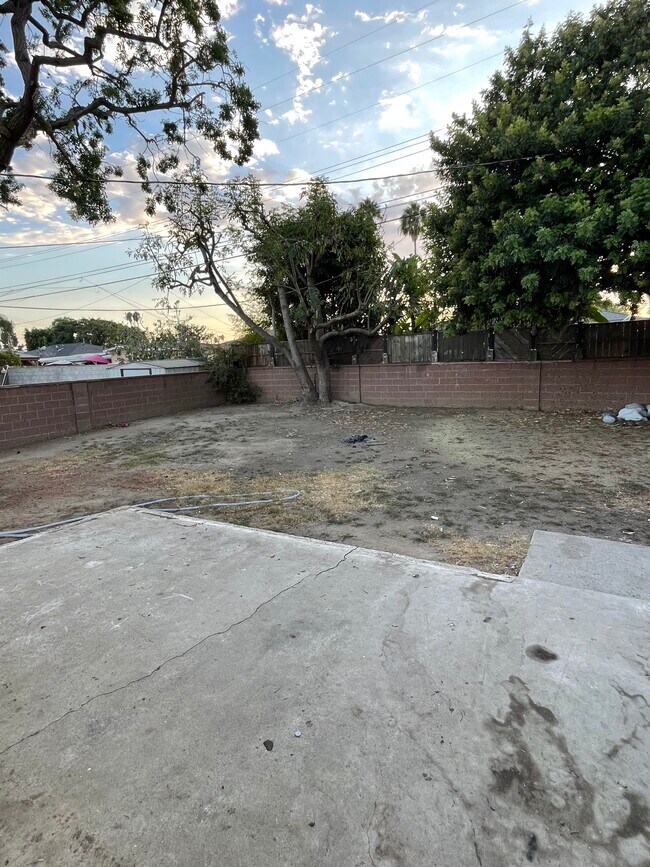 Large Backyard - 18609 Mettler Ave