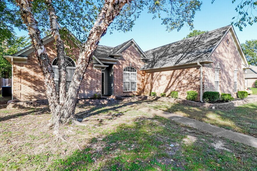 Building Photo - 9292 Tamhaven Dr