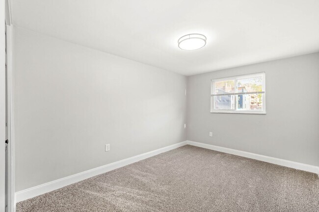 Building Photo - Stunning 2 bedroom home in North Side available Feb 1!