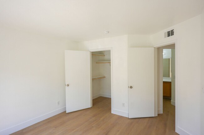 Building Photo - 4555 E Sahara Ave