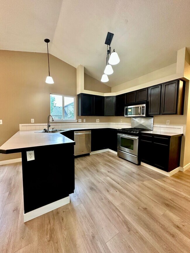 Building Photo - Updated 5-Bedroom Windsor Home - Available...