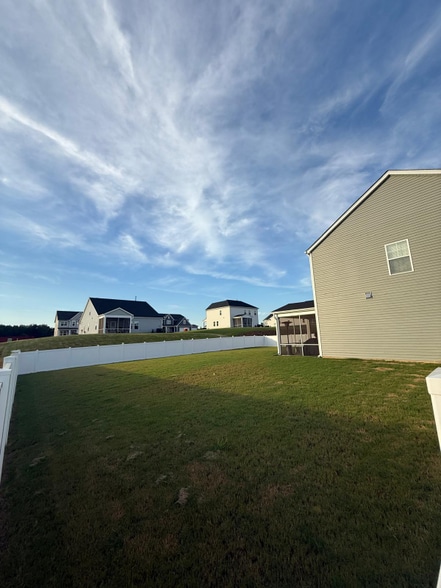 Building Photo - 402 Ravensworth Dr