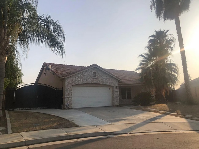 Primary Photo - Beautiful NW Bakersfield Home with Lake Ac...