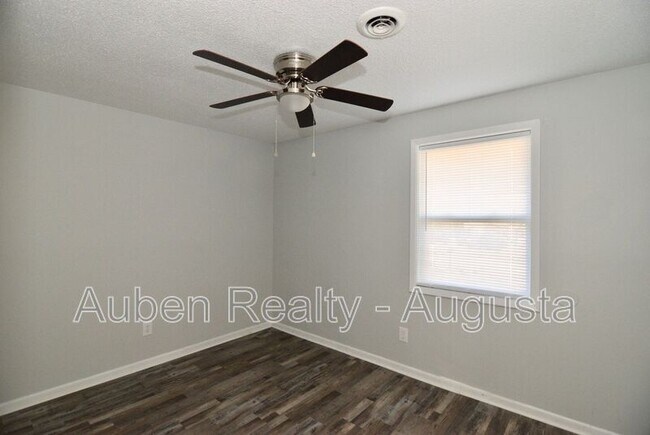 Building Photo - 524 Laverne Ave