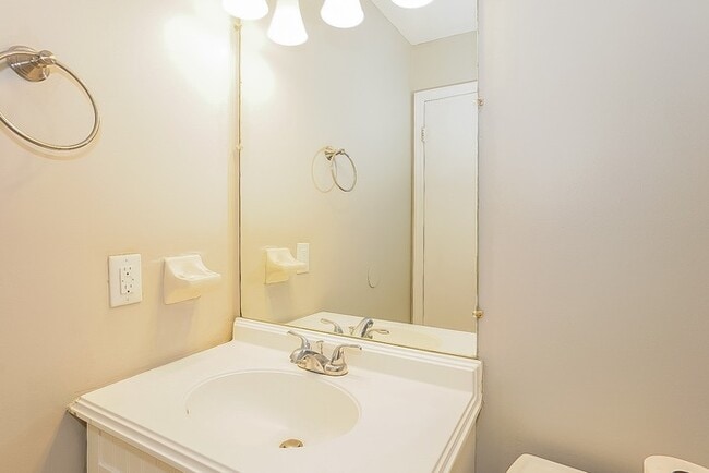 Building Photo - 3 Bedroom Brick Home