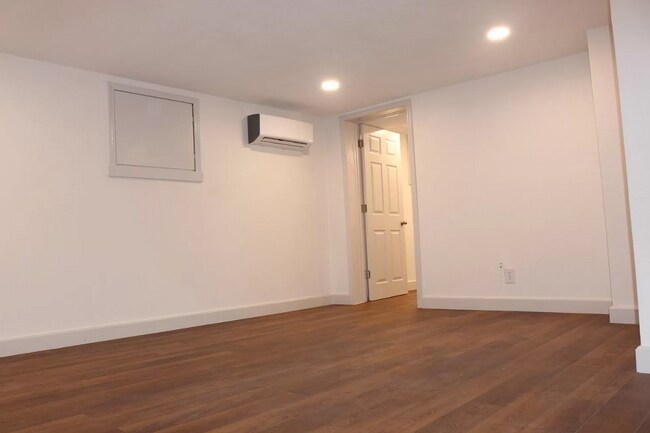 Building Photo - 910 W York Ave