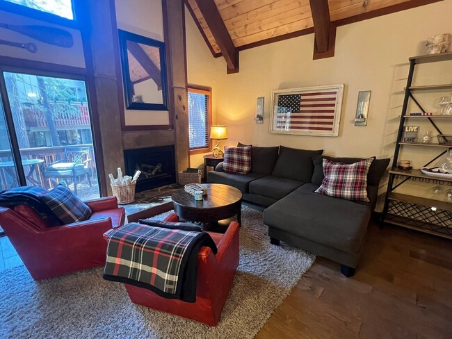 Building Photo - Nicely Remodeled Fully Furnished Condo