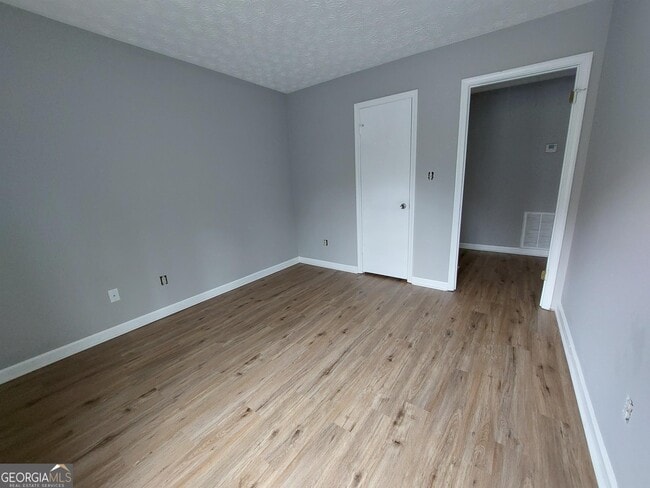 Building Photo - 106 Clear View