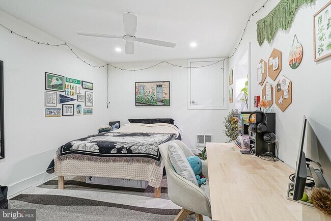 Building Photo - 1926 Bainbridge St