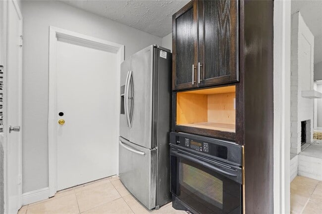 Building Photo - 16323 Maplemont Dr