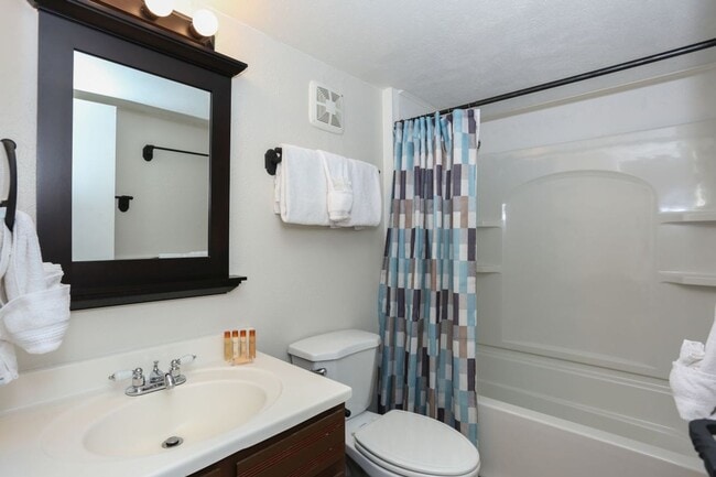 Building Photo - 2 bed, 1 bath available for 1-year in Silverthorne!