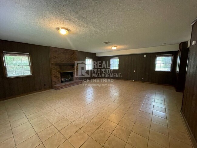 Building Photo - N Davidson Clemmons Home Friedburg Elem / ...
