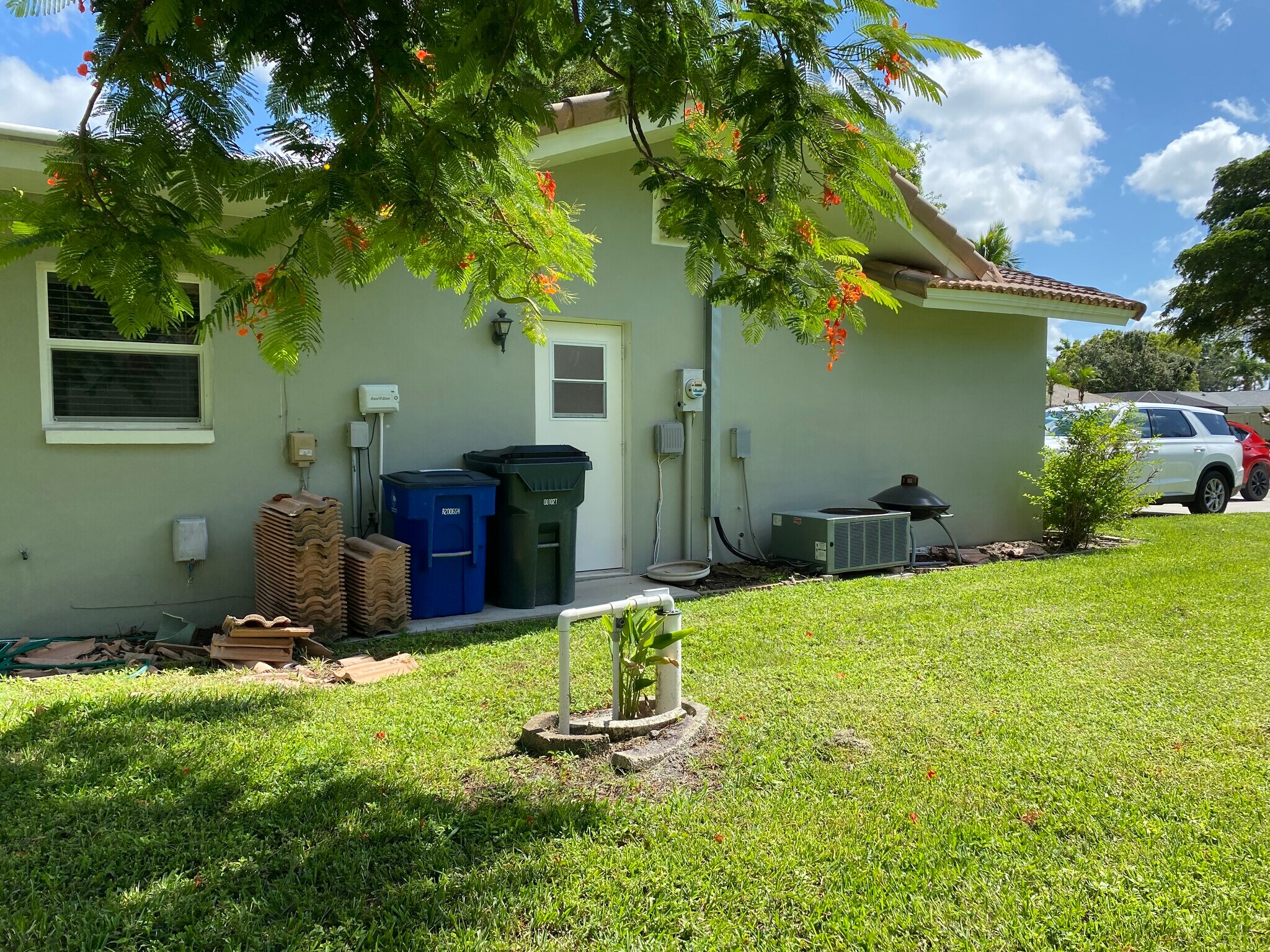Side yard - 5652 Eichen Cir